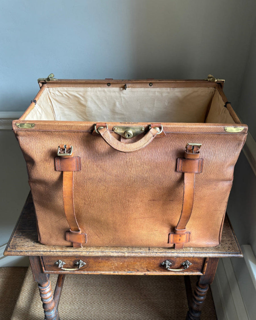 Vintage 1930s Leather Gladstone Kit bag in perfect condition.