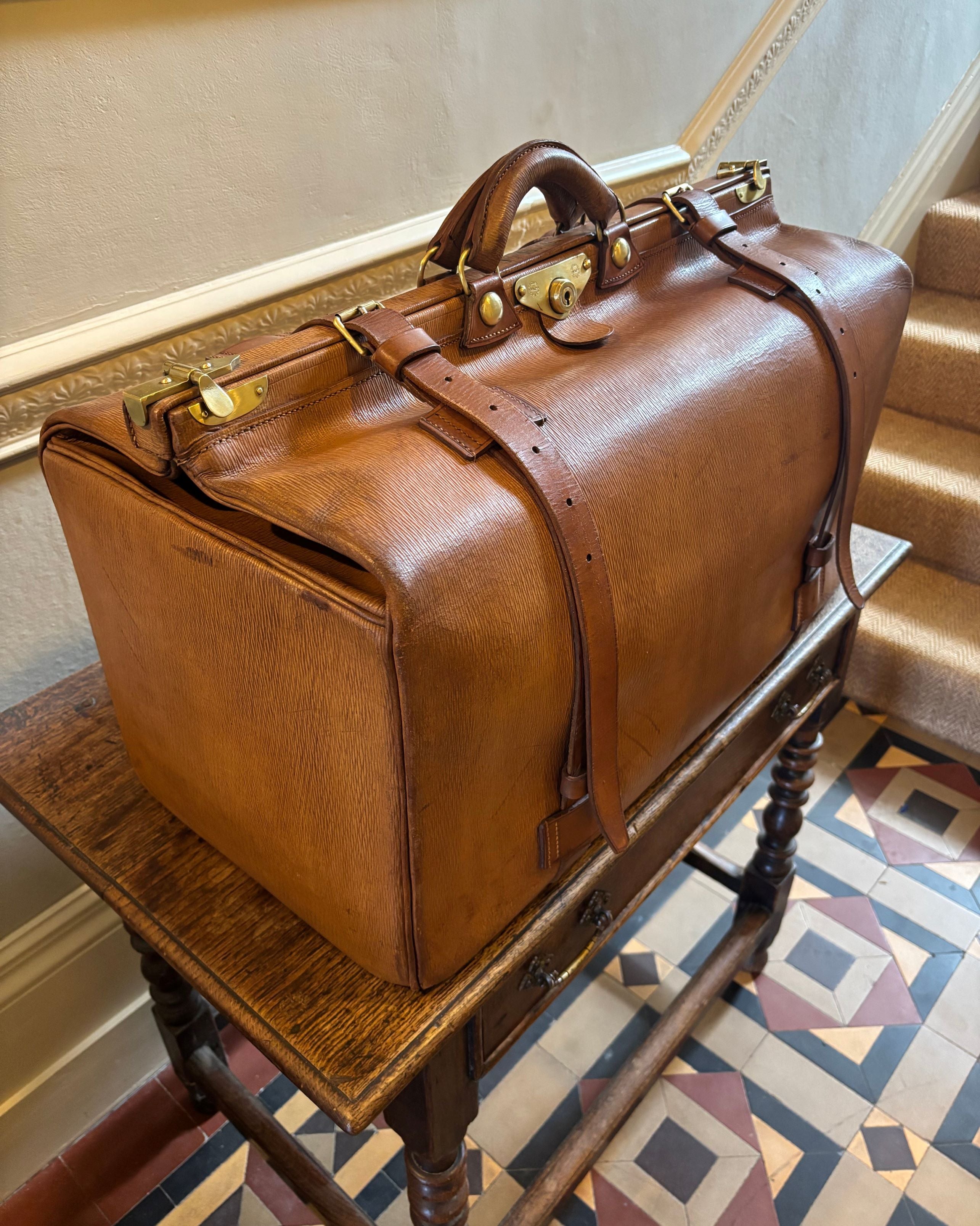 Vintage 1930s Leather Gladstone Kit bag in perfect condition.
