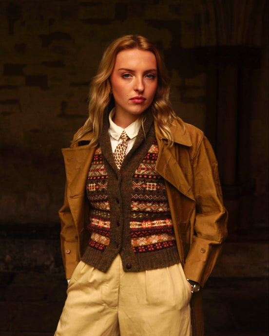 1930s ladies green shawl neck Fair Isle patterned sleeveless cardigan.